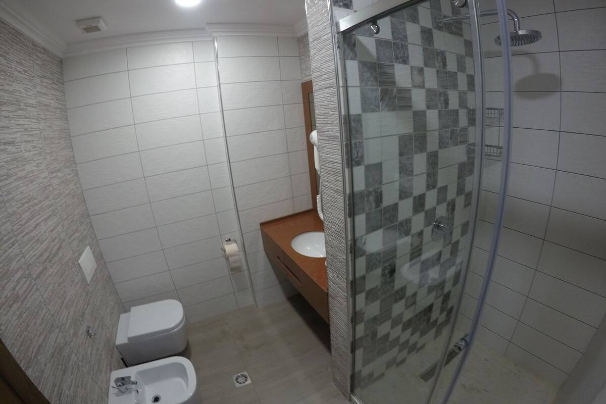 Douche, sèche-cheveux, savon, papier toilette