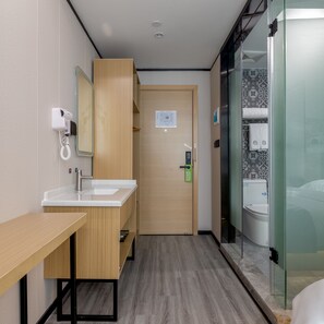 Business-Doppelzimmer | Badezimmer | Dusche, kostenlose Toilettenartikel, Haartrockner, Hausschuhe