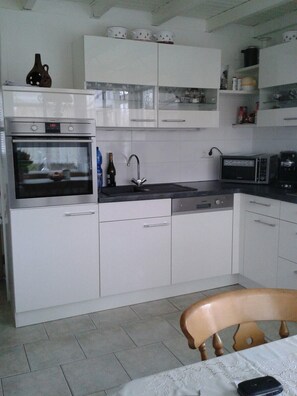 Een koelkast, een magnetron, een oven, een kookplaat