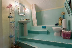 Sèche-cheveux, serviettes fournies, savon, shampoing