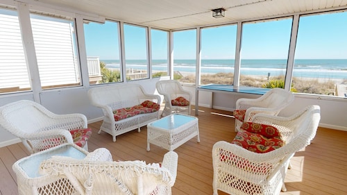 Oceanfront home with Hot tub and pool table~ 915 W Ashley
