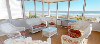 Oceanfront home with Hot tub and pool table~ 915 W Ashley