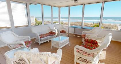 Oceanfront home with Hot tub and pool table~ 915 W Ashley