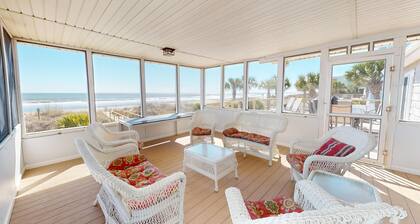 Oceanfront home with Hot tub and pool table~ 915 W Ashley