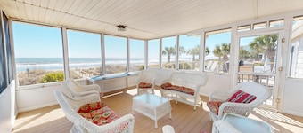 Oceanfront home with Hot tub and pool table~ 915 W Ashley