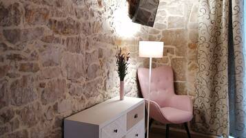 Minibar, in-room safe, soundproofing, free WiFi