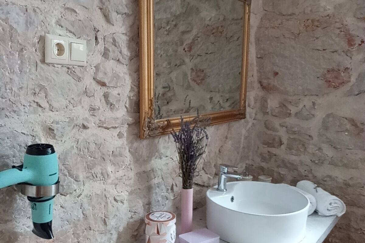Bathroom sink