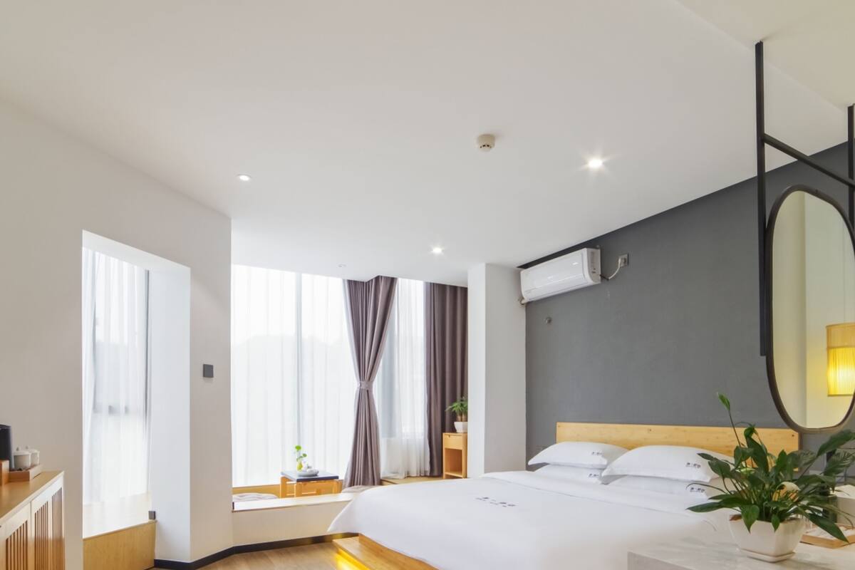 Blackout curtains, free WiFi, bed sheets