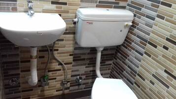 Combined shower/tub, towels