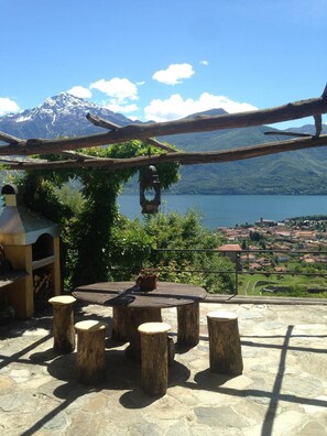 Outdoor dining - Cottage 'Casa Domenica' with water view (Gravedona)