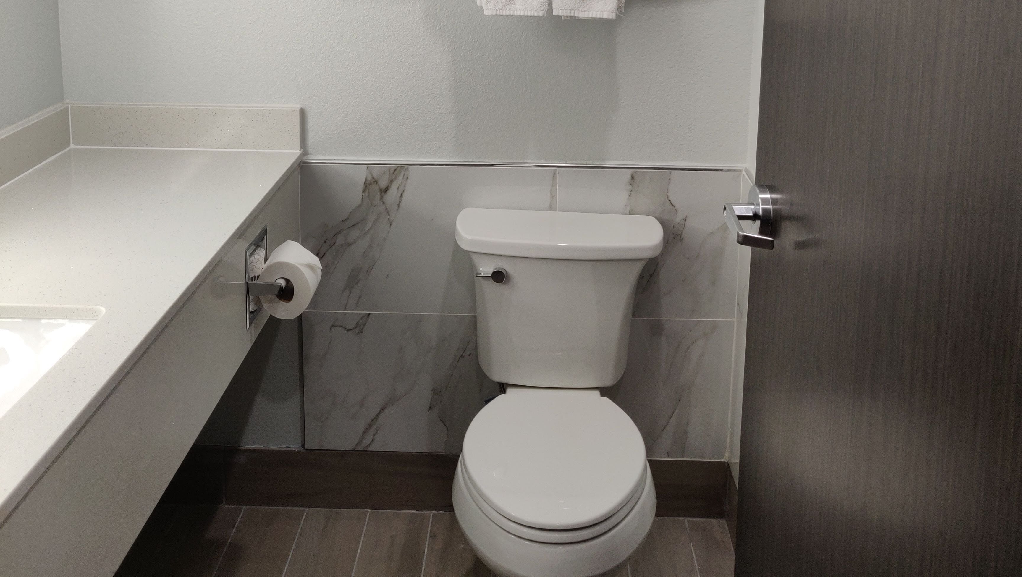 وحدات دش مع أحواض استحمام، مناشف