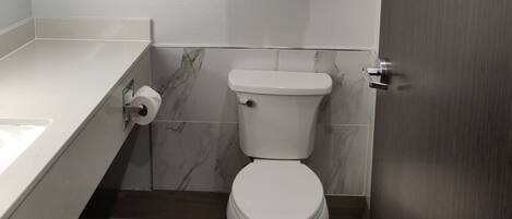 Kombinert dusj/badekar og håndklær