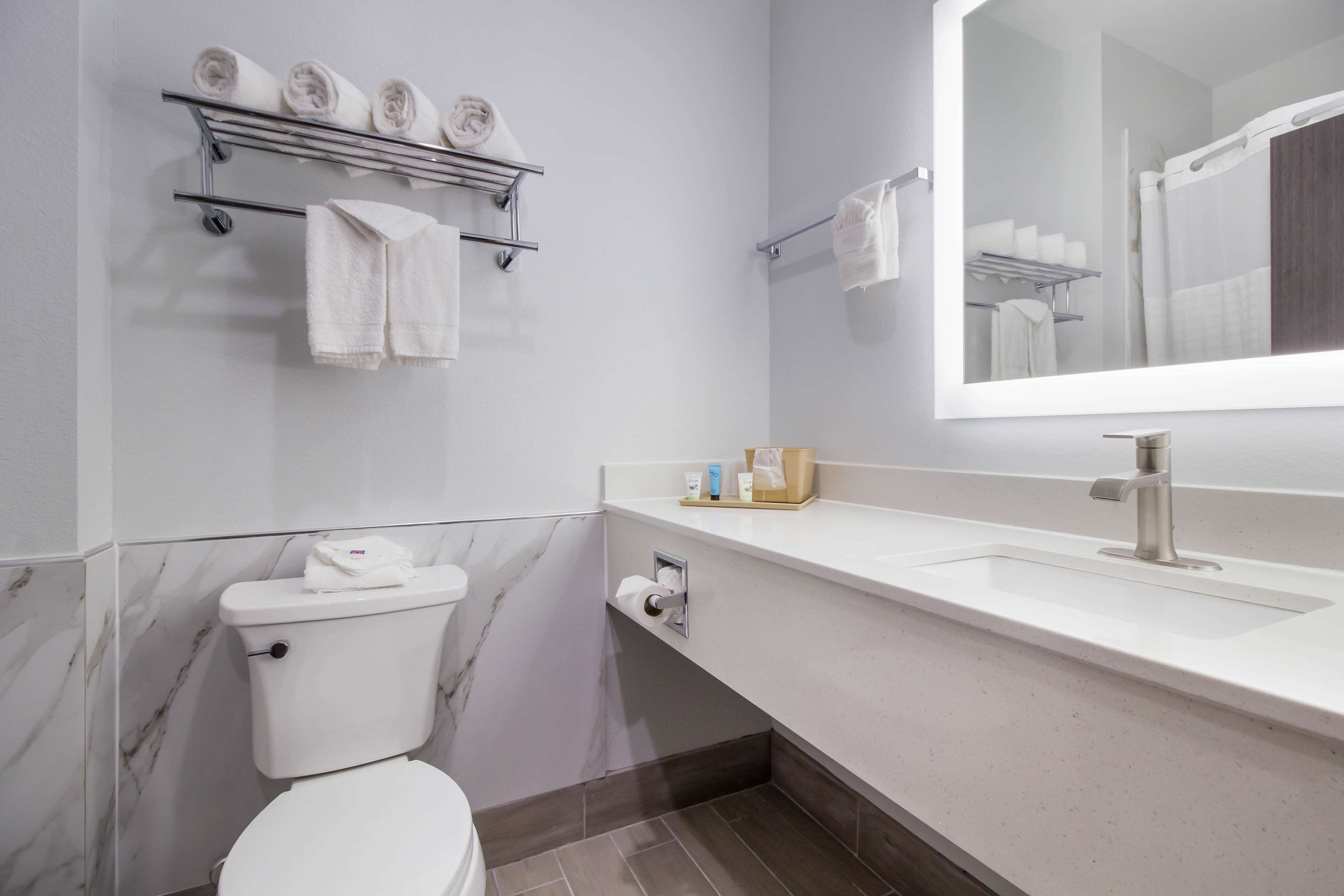 وحدات دش مع أحواض استحمام، مناشف