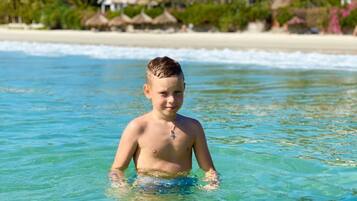 Spiaggia privata, sabbia bianca, lettini da mare, ombrelloni