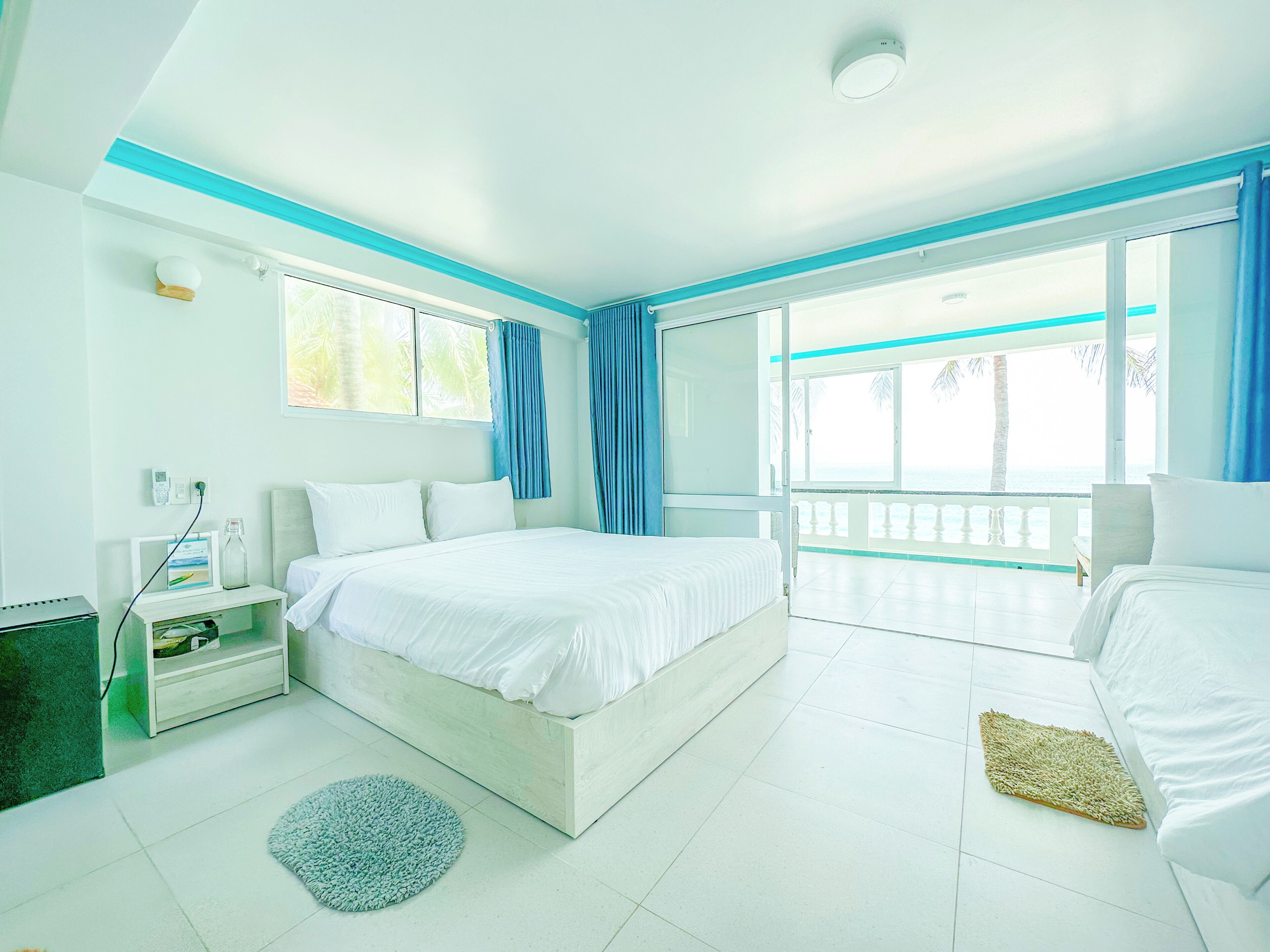 Habitación superior, 2 camas Queen size, balcón, vista al mar | Ropa de cama de alta calidad, camas con pillow-top y minibar 