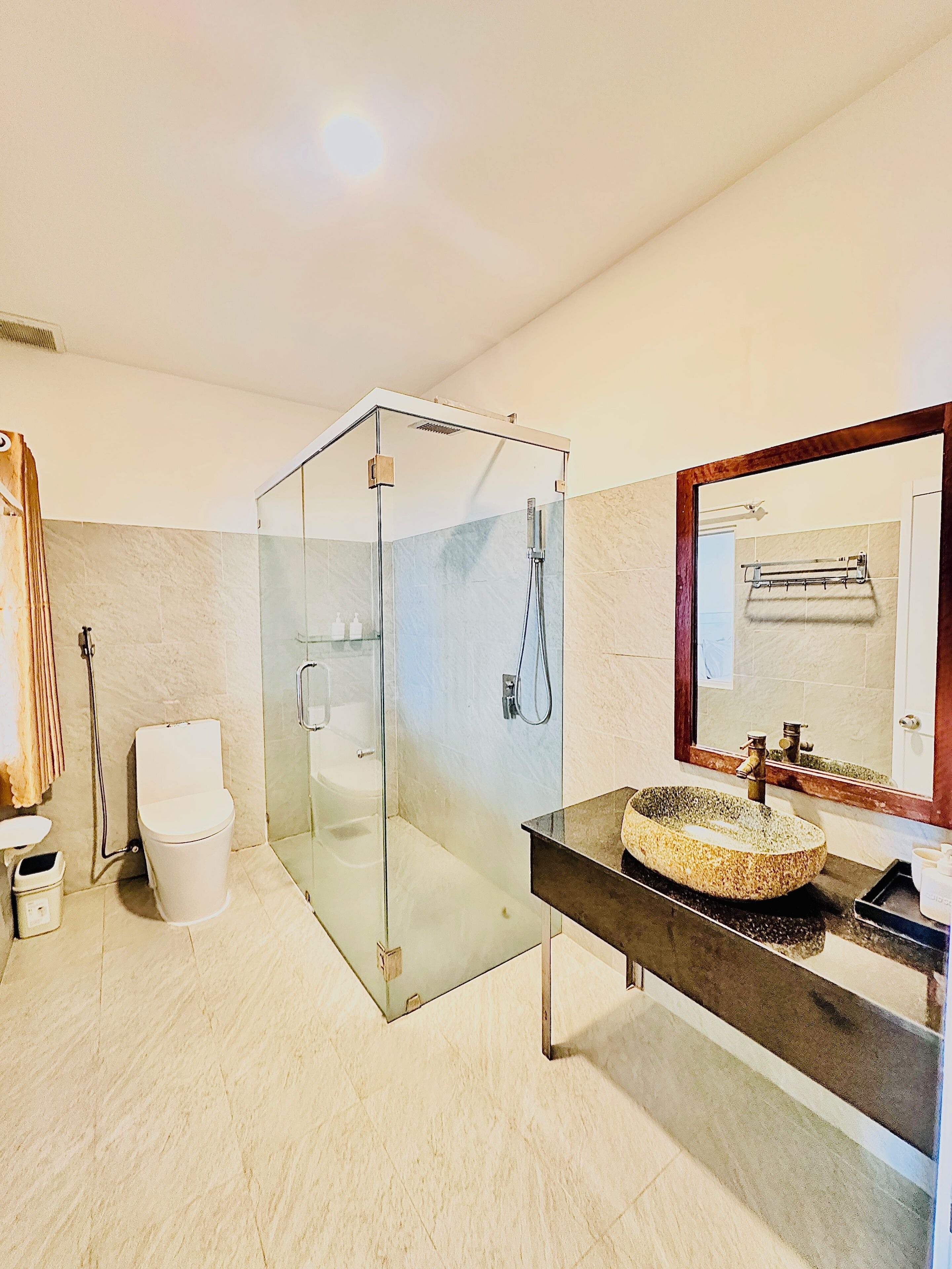 Cottage with Garden View | Bathroom | Shower, hydromassage showerhead, designer toiletries, hair dryer