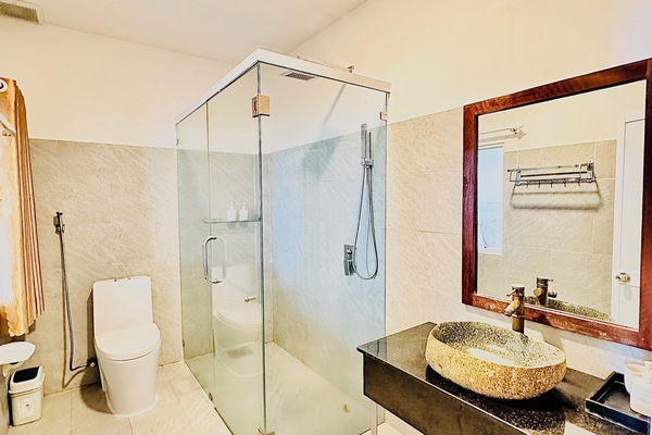 Cottage with Garden View | Bathroom | Shower, hydromassage showerhead, designer toiletries, hair dryer