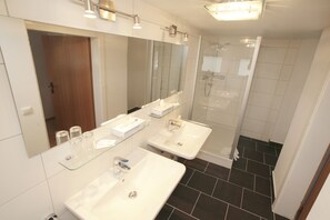 Quarto casal (Basement) | Banheiro | Secador de cabelo, toalhas de banho