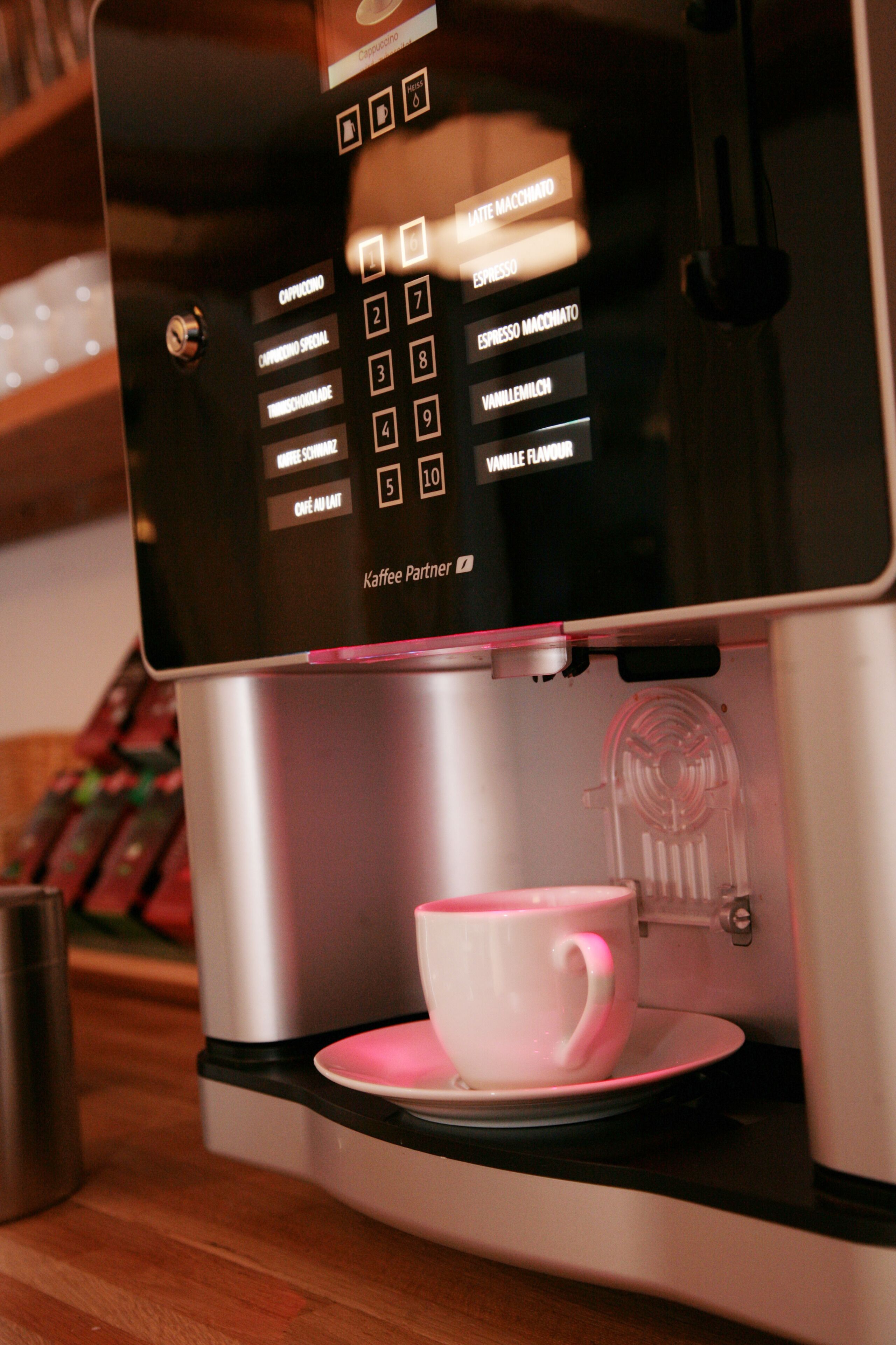 Una máquina de café con menú digital que ofrece diferentes opciones.