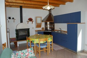 Wasserkocher mit Kaffee-/Teezubehör, Hochstuhl