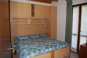 2 Schlafzimmer, kostenlose Babybetten, Bettwäsche