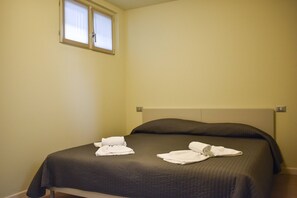 3 عدّة غرف نوم وملاءات أسرّة