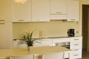 غسالة أطباق، ماكينة لصنع القهوة/الشاي، مستلزمات طهي/أطباق/أوعية