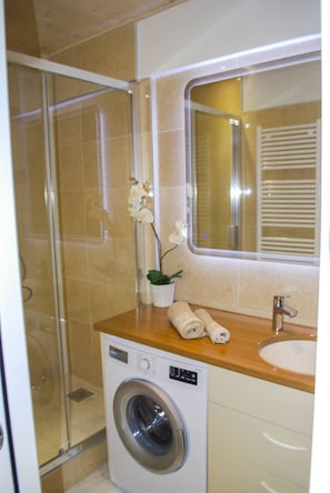 Shower, towels - Villa I Cipressi - Rebomaholidays (Toscolano Maderno)