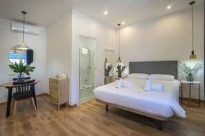 Premium bedding, down duvets, desk, laptop workspace - Hotelito Boutique Badalona Mar (Badalona)