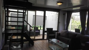 Televisie, een dvd-speler en een stereo