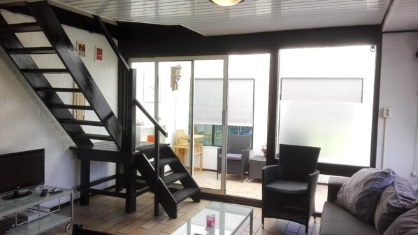 Televisie, een dvd-speler en een stereo