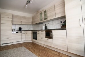 Kühlschrank, Mikrowelle, Herdplatte, Geschirrspüler