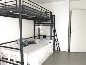 2 bedrooms, iron/ironing board, WiFi