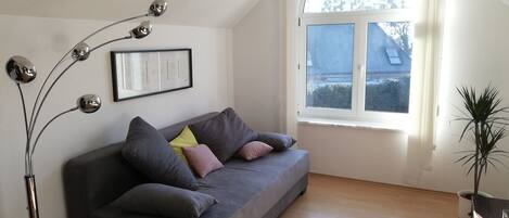 Een smart-tv en boeken