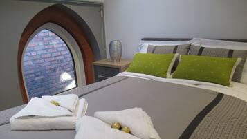 2 bedrooms, Egyptian cotton sheets, premium bedding, rollaway beds