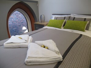 2 bedrooms, Egyptian cotton sheets, premium bedding, rollaway beds - Emmanuel Church Apartments (Warrington)