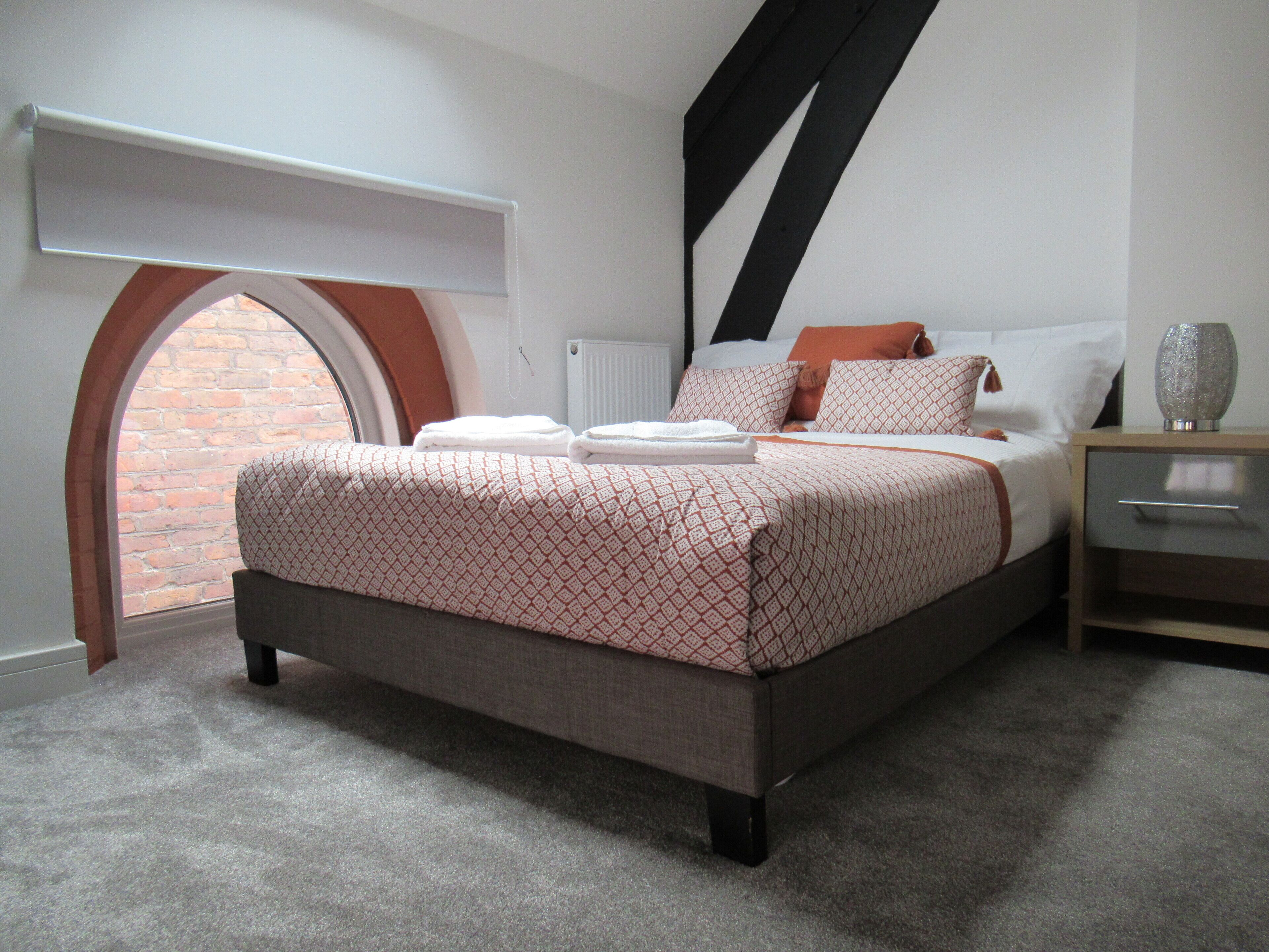 2 bedrooms, Egyptian cotton sheets, premium bedding, rollaway beds