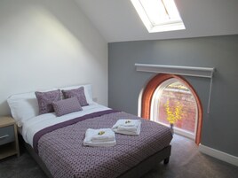 2 bedrooms, Egyptian cotton sheets, premium bedding, rollaway beds