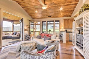 TV, fireplace - Putt-Putt, Pickleball + Trails: Glenville Getaway (Glenville)