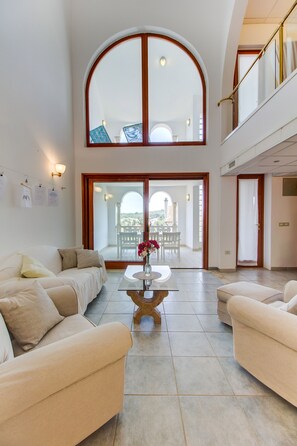 Apartemen | Ruang keluarga | TV layar datar