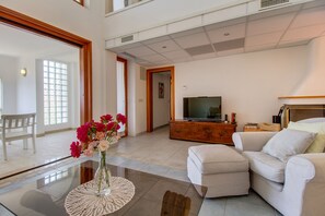 Apartemen | Area keluarga | TV layar datar