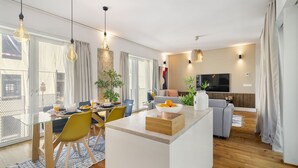 Un espacio moderno para vivir con comedor, cocina y zona de estar.