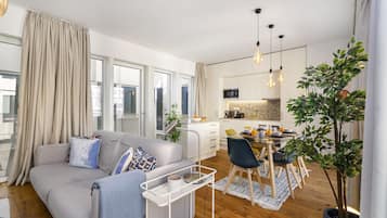 Una televisión de pantalla plana