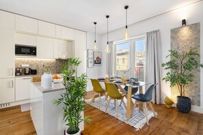 Full-size fridge, microwave, oven, stovetop - Ribeira11 Design Apartment (Lisbon)