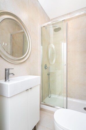 Appartement, 4 chambres, non-fumeurs | Salle de bain | Douche, serviettes fournies, savon, shampoing