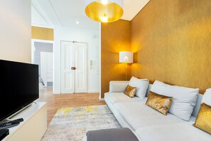 Appartement, 4 chambres, non-fumeurs | Salle de séjour | Télévision à écran plat