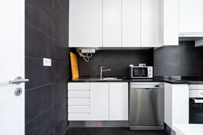 Appartement, 4 chambres, non-fumeurs | Cuisine privée | Grand réfrigérateur, micro-ondes, four, plaque de cuisson