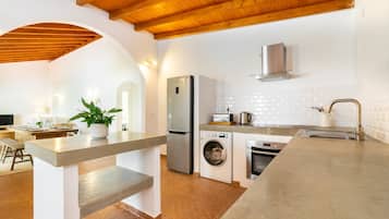 House, 4 Bedrooms, Non Smoking | Private kitchen | Full-sized fridge, oven, stovetop, electric kettle