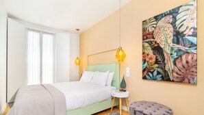 Une chambre à coucher avec un lit, une table de chevet et un tableau.