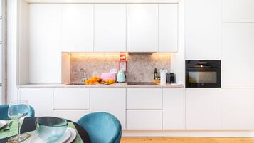 Apartamento, 1 quarto, para não fumantes | Cozinha privada | Geladeira grande, micro-ondas, fogão, cooktop
